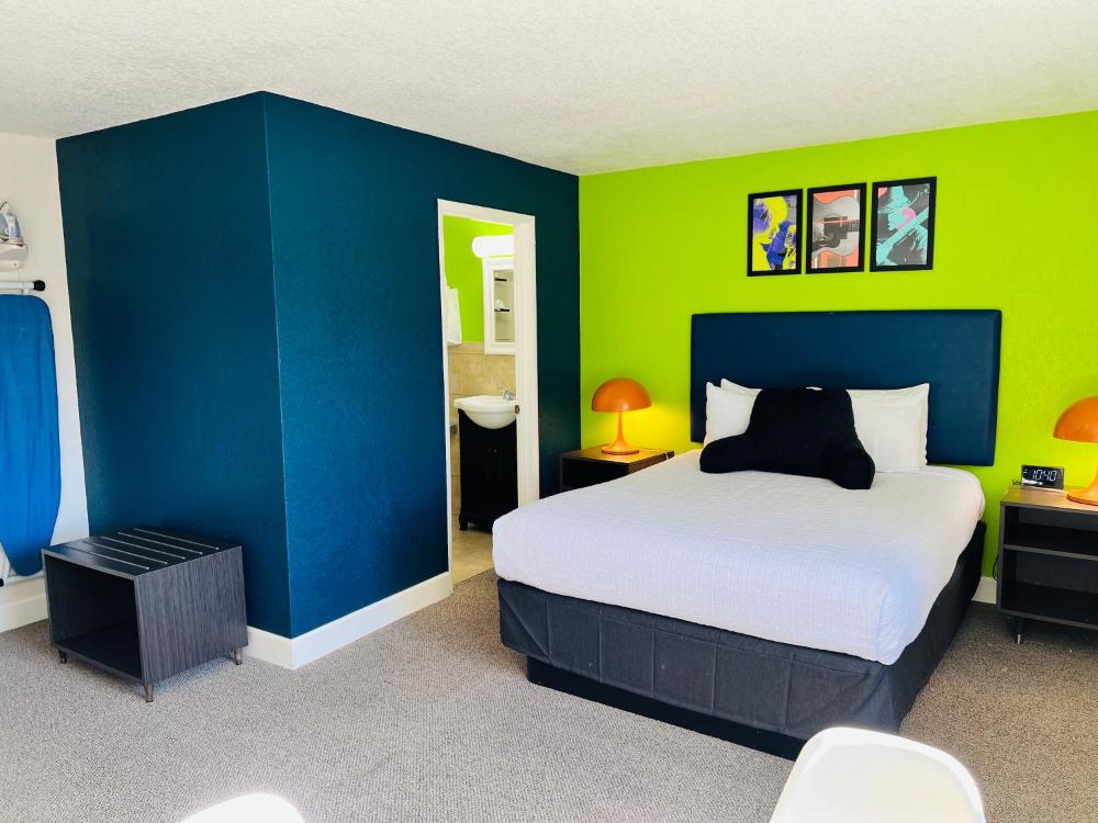 Queen Room - Non-Smoking interior